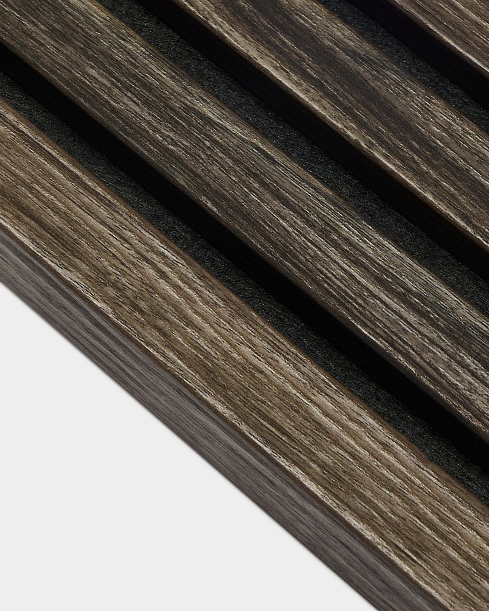 Nærbilde av mørke eikespiler i Akustikkpanel med black mellomrom, som viser teksturen og detaljene i WoodUpp Akupanel End Lamella, 2,2 cm tykk.